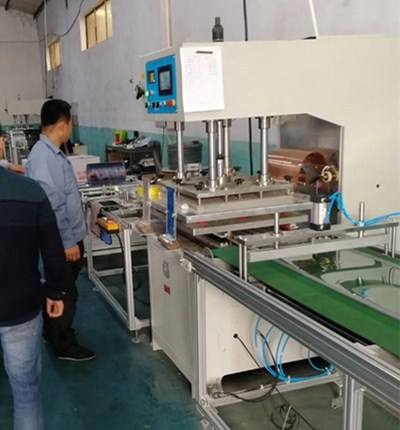 操作人員認(rèn)真觀察高頻機使用過程